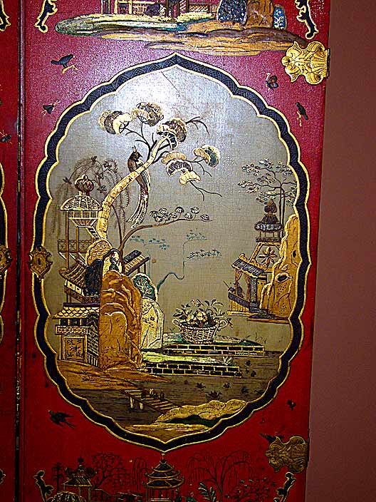Chinese cabinet with Ginkgo tree (photo Cor Kwant)