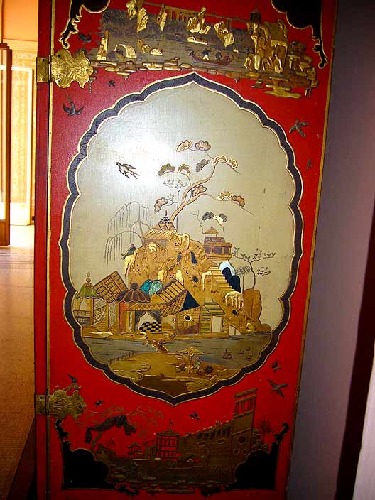 Chinese cabinet with Ginkgo tree (photo Cor Kwant)