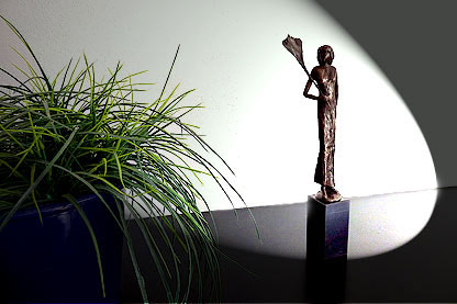 Woman with ginkgo leaf, bronze sculpture (photo Cor Kwant)