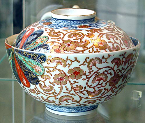 Ginkgo leaves on bowl, Kangxi period (photo Cor Kwant)