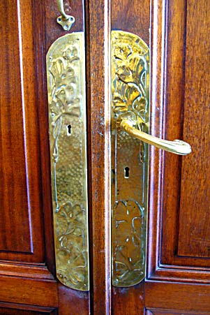 Pharmacie du Ginkgo, Nancy, Ginkgo on door-handle (photo Cor Kwant)