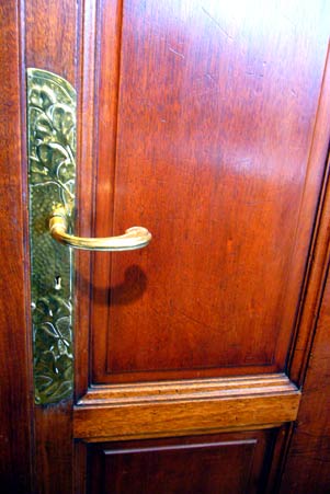 Pharmacie du Ginkgo, Nancy, Ginkgo on door-handle (photo Cor Kwant)