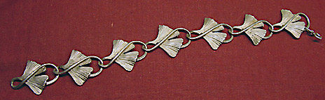 bracelet with Ginkgo design (photo Cor Kwant)
