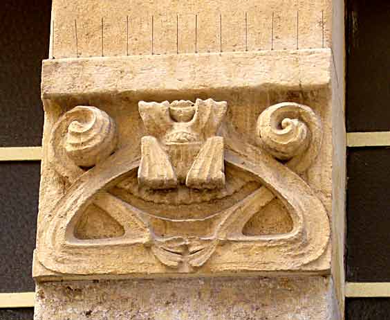 detail facade Escoles Prat de la Riba, Reus (photo Cor Kwant)