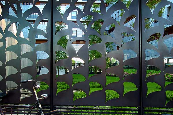 Sphinx building with Ginkgo leaf design (photo Cor Kwant)